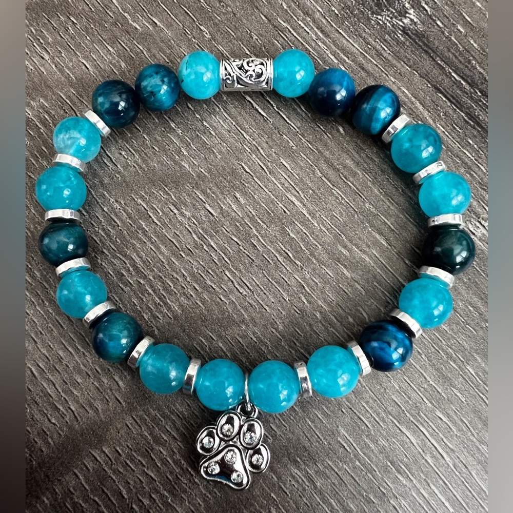 Beautiful AAAA+ Tianhe gemstone bracelet with a paw charm.  Color is stunning!